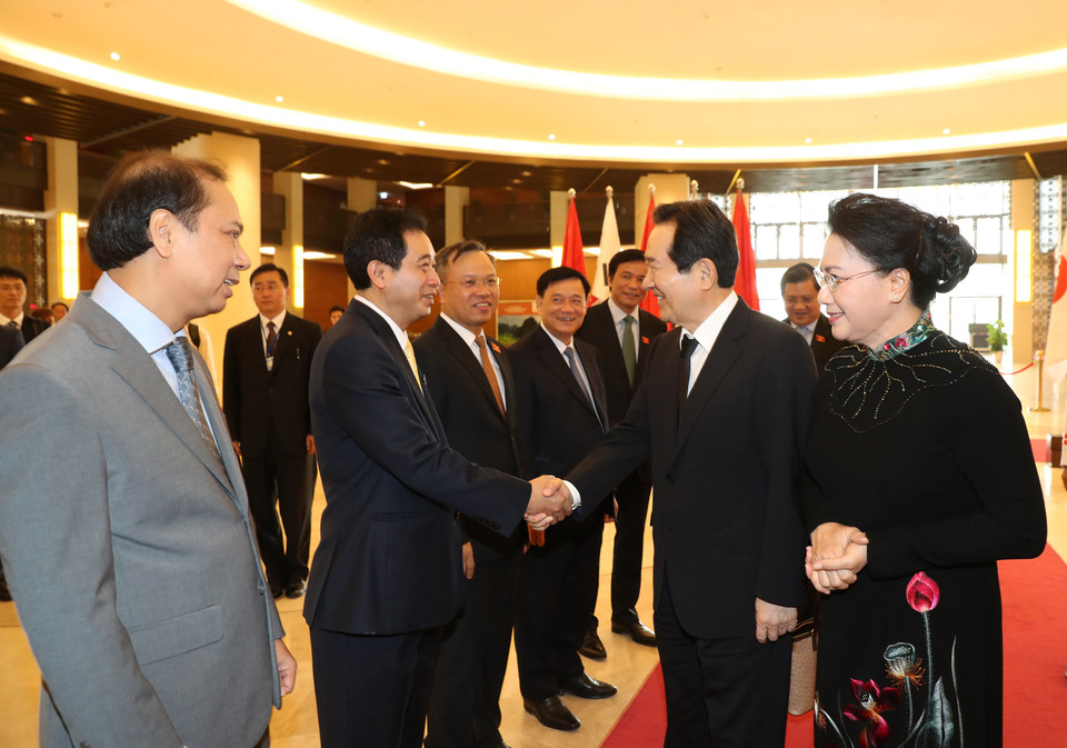 越南国会主席阮氏金银向韩国国会议长丁世均介绍越南国会高级代表团的代表。（图片来源：越通社）