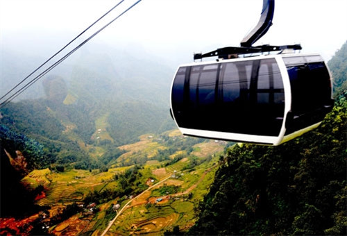 在世界最长的三轨缆车系统上，游客可欣赏下面梯田的美景（图片来源：人民军队报）