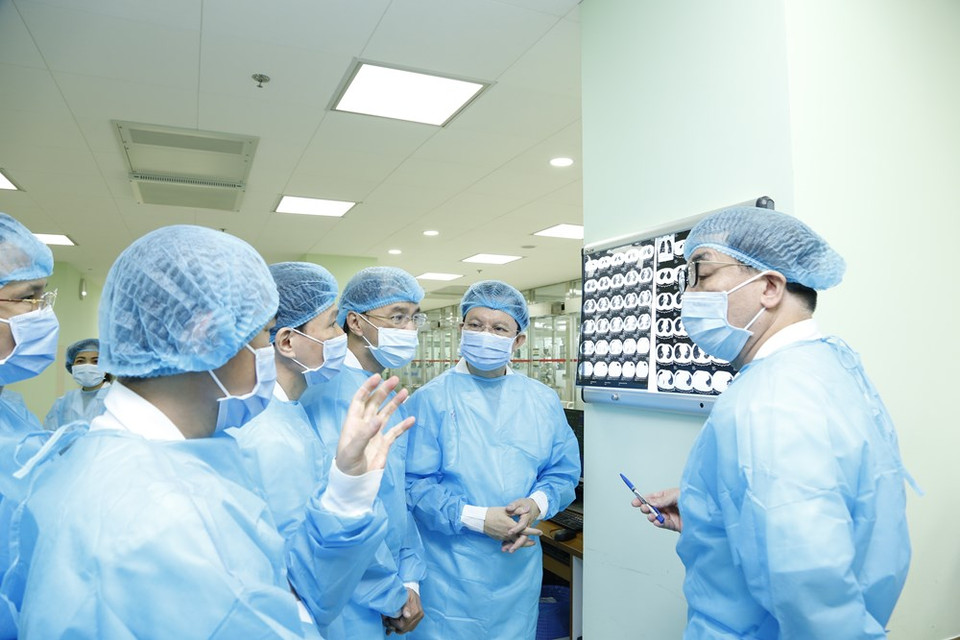 对医生们来说，这的确是一场大战。图自越通社