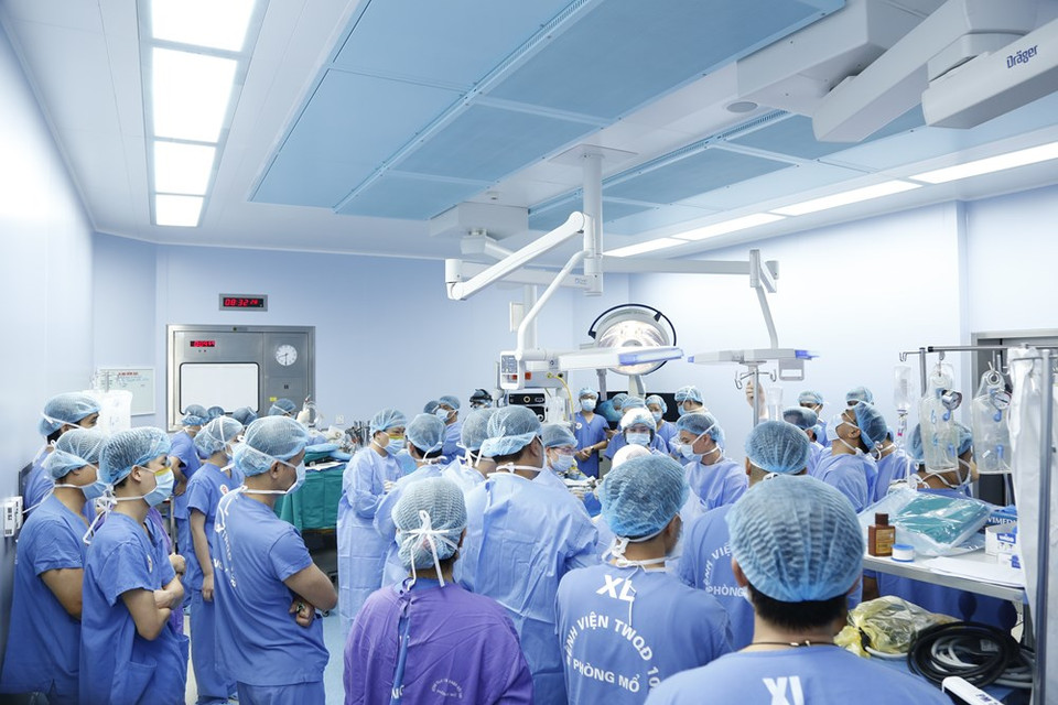 这个手术由108号越南中央军队医院的150多名医生和医务人员同中央肺部医院紧密配合做的。