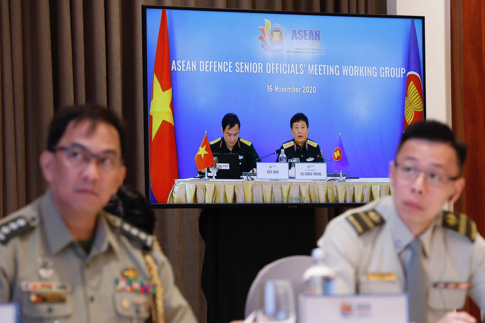 各位代表在会议上更新了自今年5月至今的东盟国防高级官员工作小组会议视频会议的东盟防务合作进程。越通社记者 杨江摄
