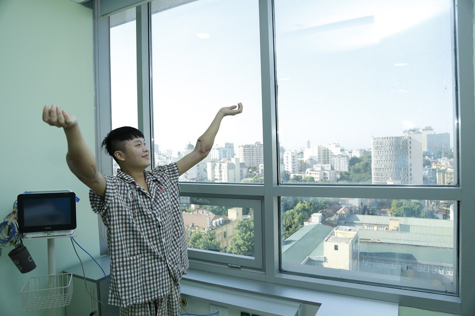 幸运的他现在已经有新的双手。图自越通社