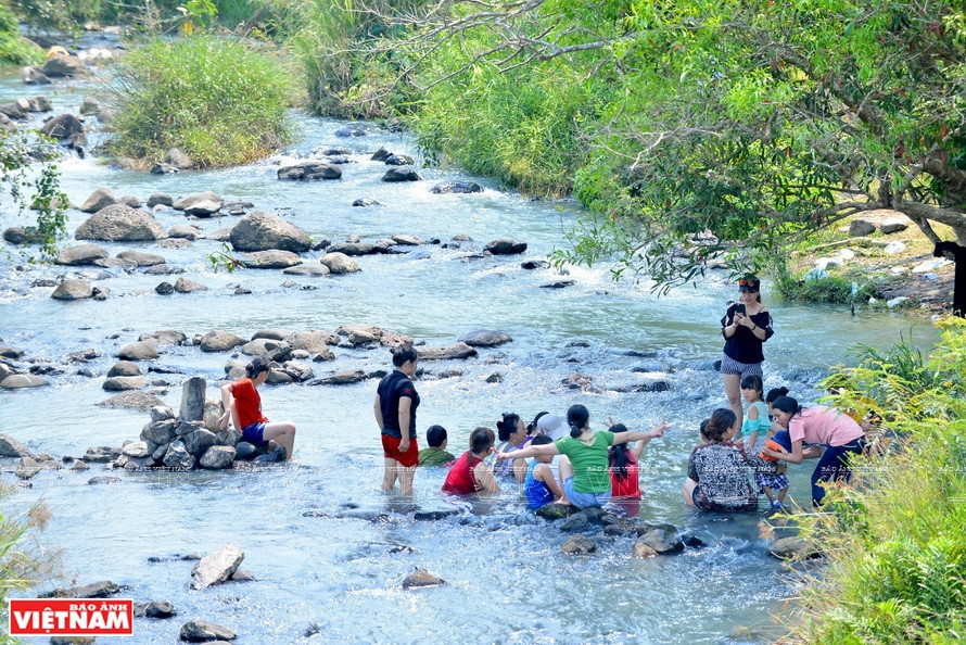 游客沉浸在清凉无比的水中。图自《越南画报》