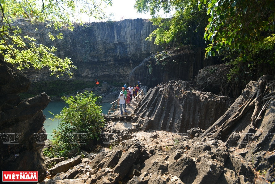 数百万年的地质构造运动赋予西原地区得乐和得农两省交界地壮观秀丽的德瑞夫和德瑞女两个瀑布。图自《越南画报》