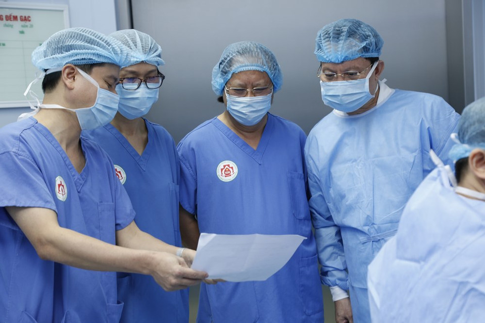 为了进行这次多器官移植，医生们同时使用12个手术床。图自越通社