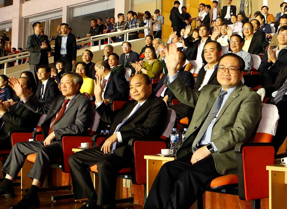 越南政府总理阮春福（中）、河内市委书记黄忠海（右一）出席第八届全国体育大会开幕式。越通社记者 明决 摄