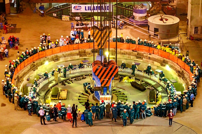 作品：成功吊装莱州水电站1号机组1千吨发电机转子 作者：阮得强（第四次《黄金时刻》新闻摄影奖参赛作品）