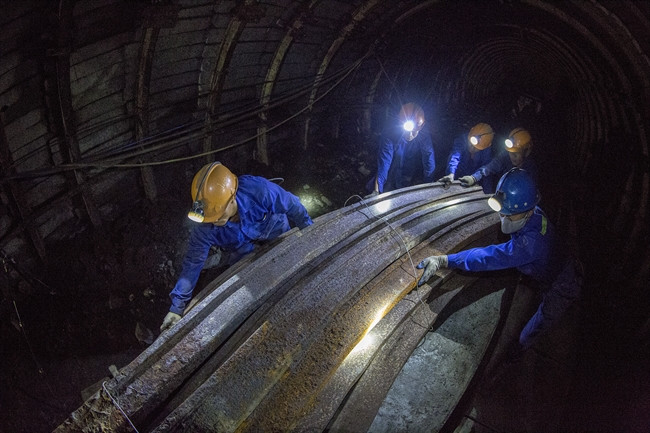 作品：广宁省锦普Tuynel矿井里面 作者：范怀楠（第四次《黄金时刻》新闻摄影奖单图类二等奖）