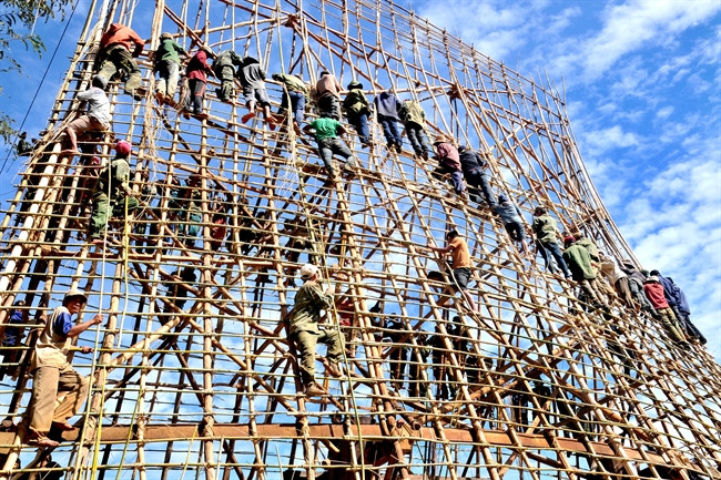 作品：盖昆嵩省巴拿族隆屋（nhà Rông） 作者：范辉藤（第四次《黄金时刻》新闻摄影奖参赛作品）