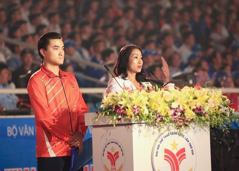 运动员代表和裁判员代表宣誓。越通社记者 明决 摄