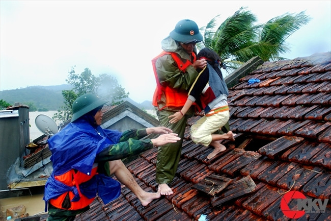 《洪水中救人》组图中的一幅图片 作者：杨青春（第三次《黄金时刻》新闻摄影奖组图类一等奖）