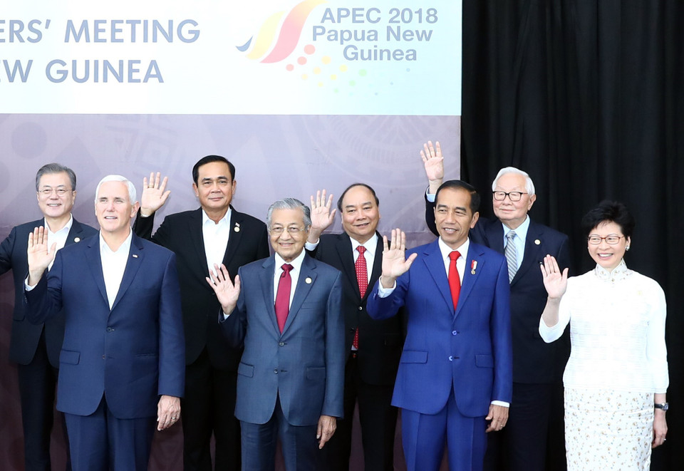 阮春福总理（第二排右二）与APEC各成员经济体领导人合影。越通社记者 统一 摄