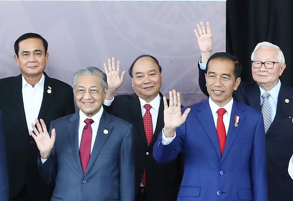 阮春福总理（第二排右二）与APEC各成员经济体领导人合影。越通社记者 统一 摄