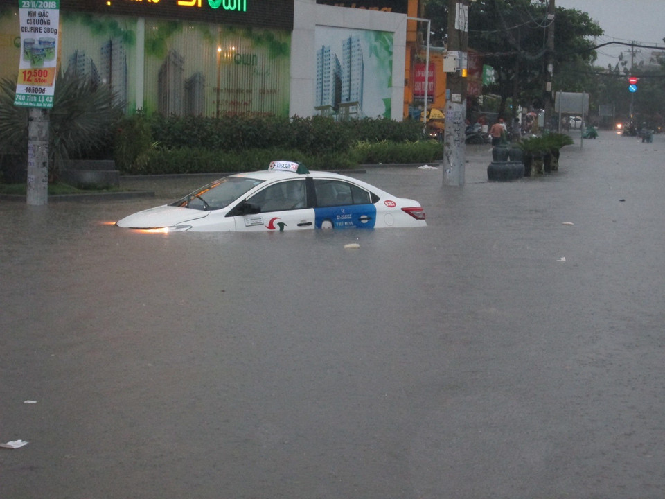 截至11月25日22时，胡志明市多处水浸街。越通社记者 春预 摄