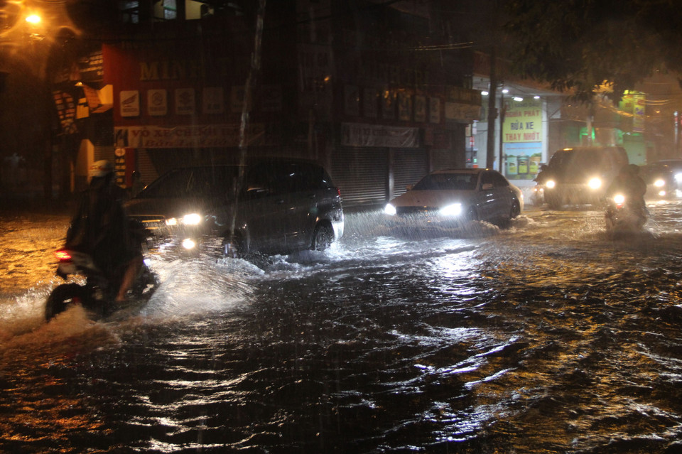 截至11月25日22时，胡志明市多处依然出现强降雨、水浸街的现象。越通社记者 春预 摄
