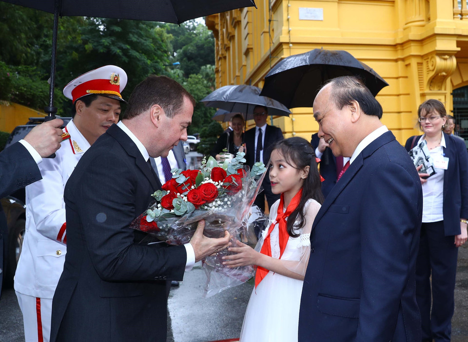首都河内儿童向梅德韦杰夫总理送鲜花。越通社记者 统一 摄