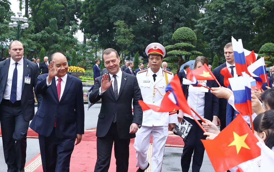 阮春福(左）与梅德韦杰夫。越通社记者 统一 摄