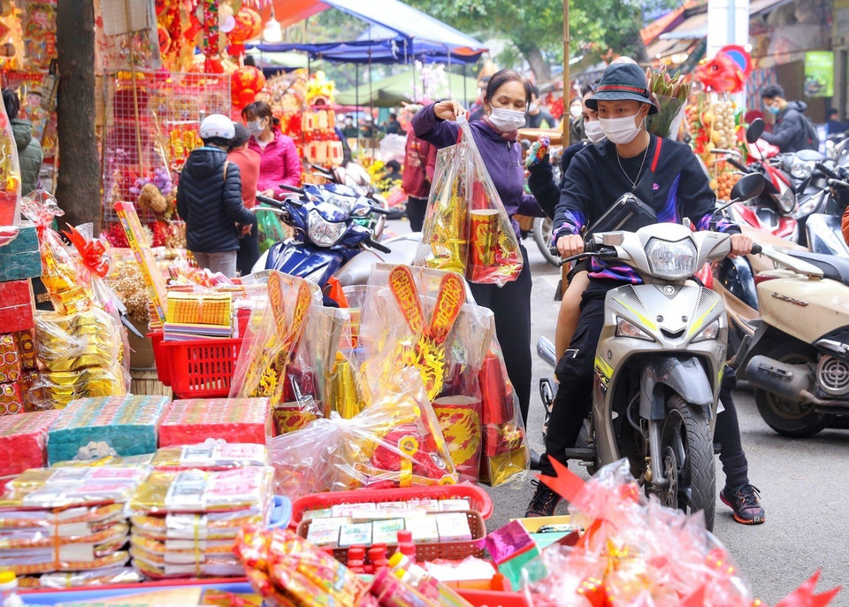 每年农历腊月廿三，越南人都准备丰盛的贡品，供奉灶王爷并恭恭敬敬地送他上天。图自越通社