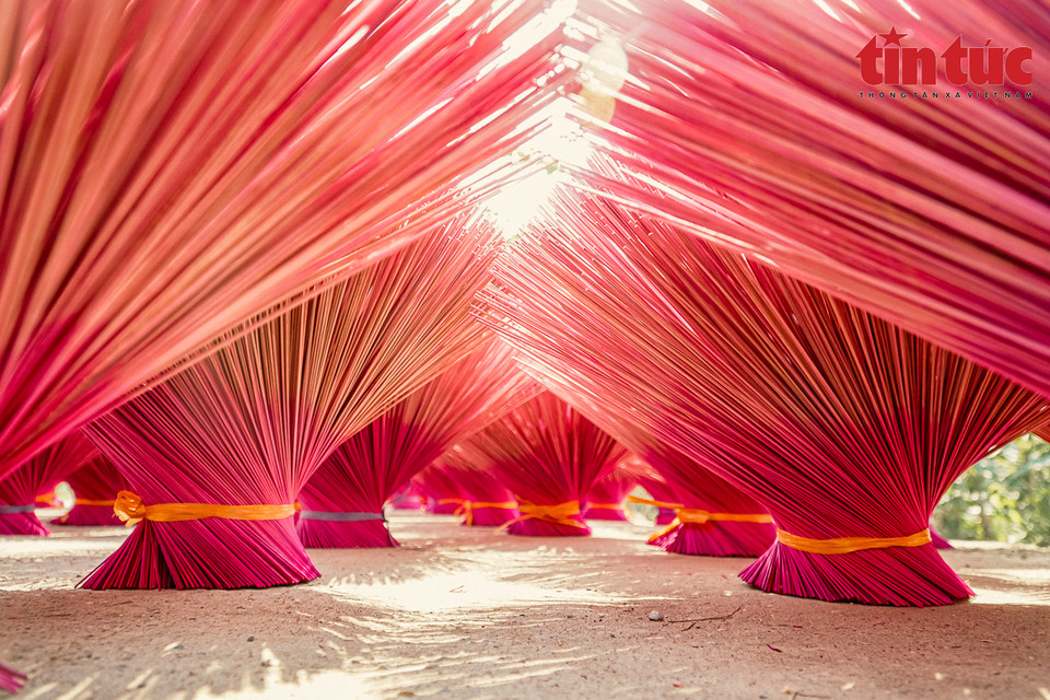 在佛香制作材料中特意放入各类草木，以制作出显眼、不易褪色、好闻的佛香。图自越通社信息报