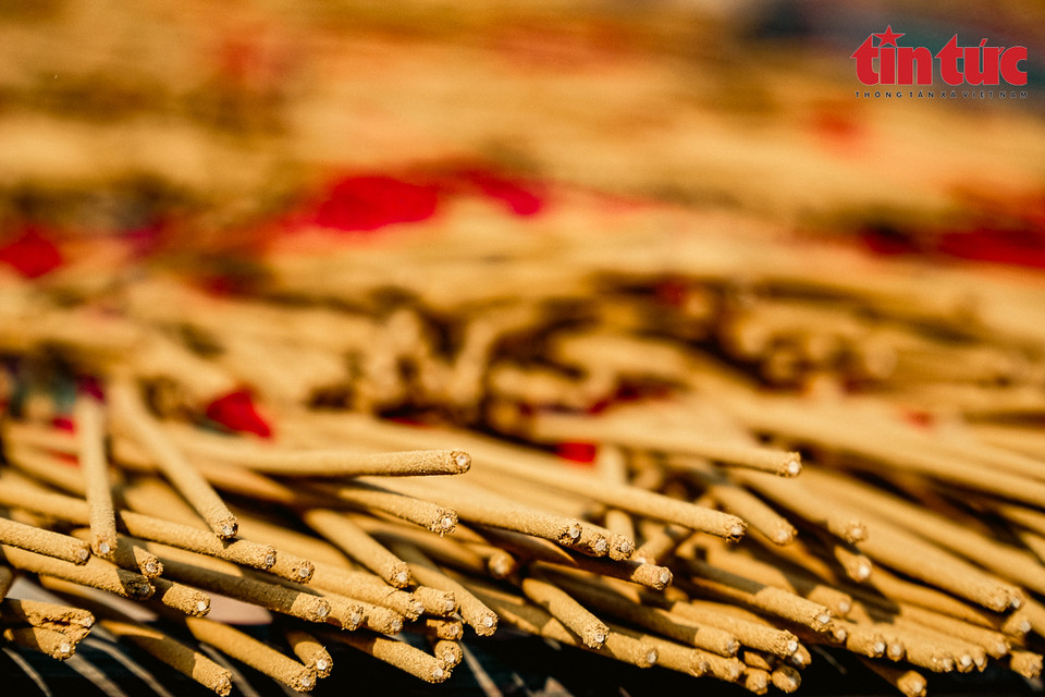 广富球乡乡民采用不同木类制作的佛香都拥有一种独特的清香味道。图自越通社信息报