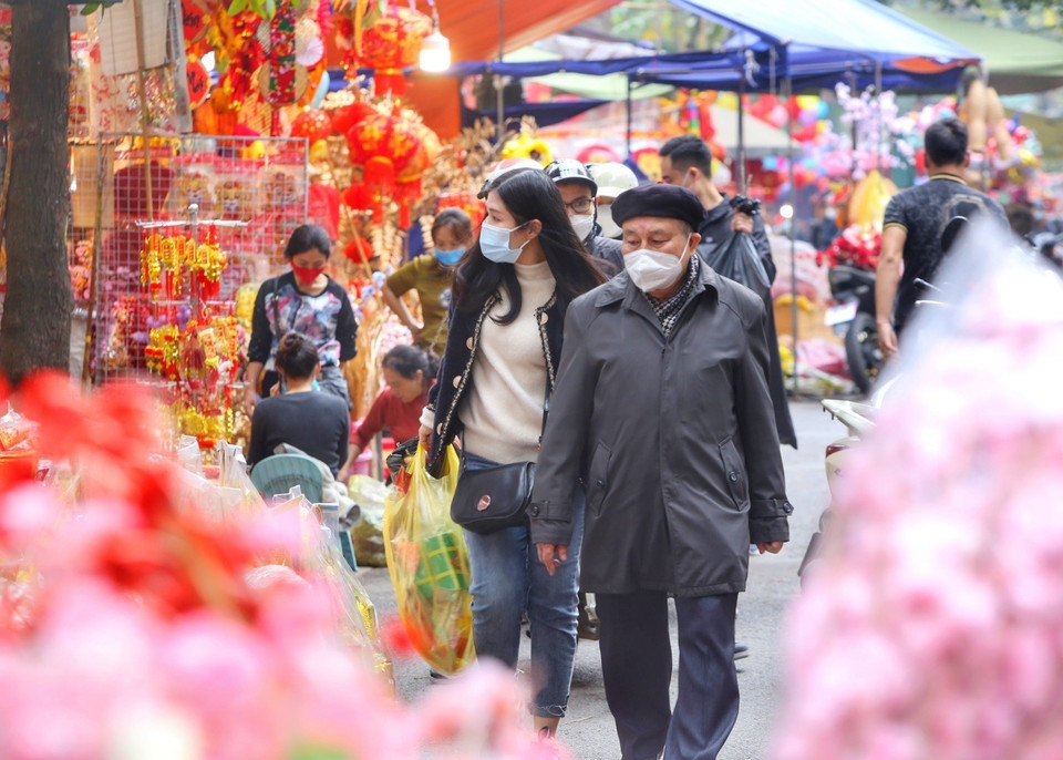 人家选择供奉灶王的贡品。图自越通社