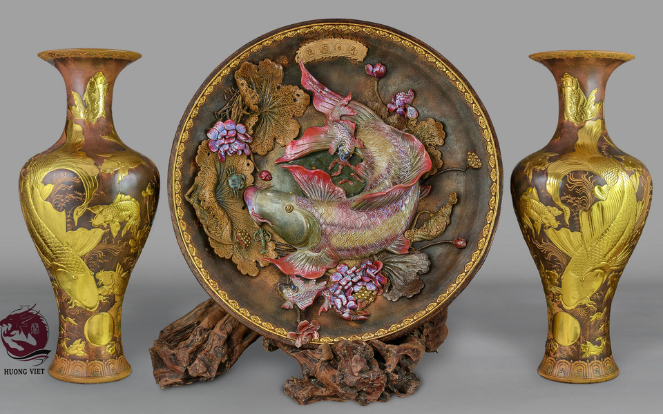 《富贵满堂》作品重达400公斤，直径1.37米，该盘子由艺术家阮雄于2018年成功制作，耗时约1.5年。图自越通社