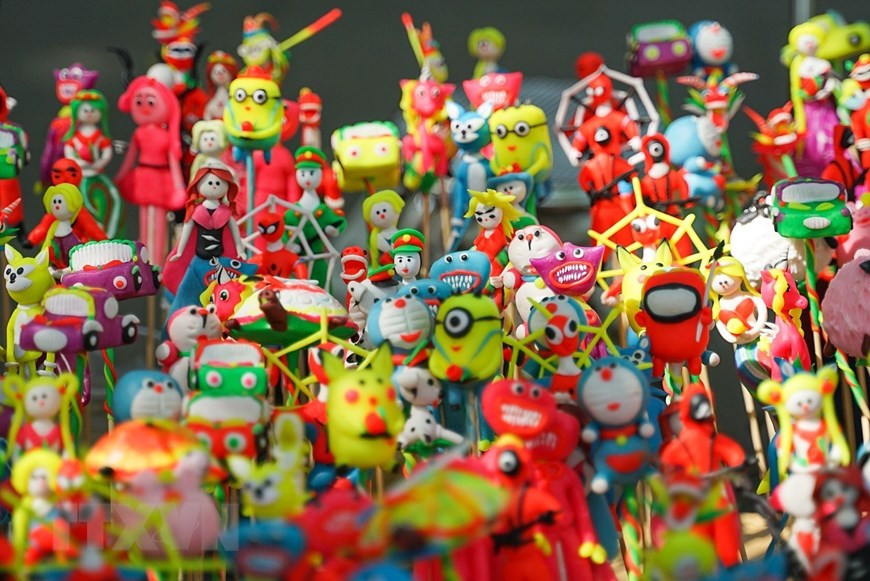 摆满各种形状、颜色的面塑店铺，供儿童们随意挑选。图自越通社。