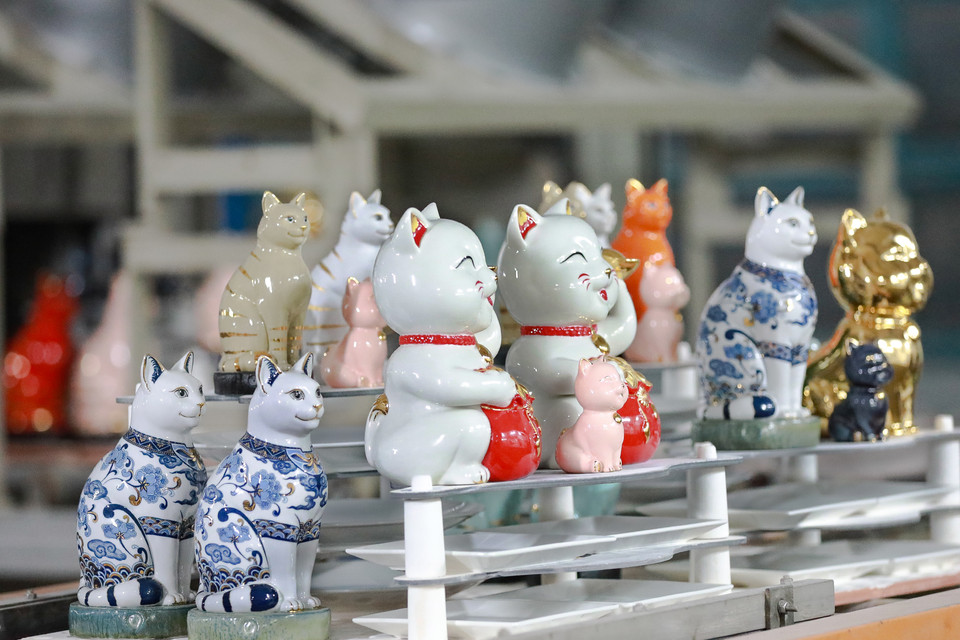 刚从窑炉里烤出来的猫雕像。图自越南画报