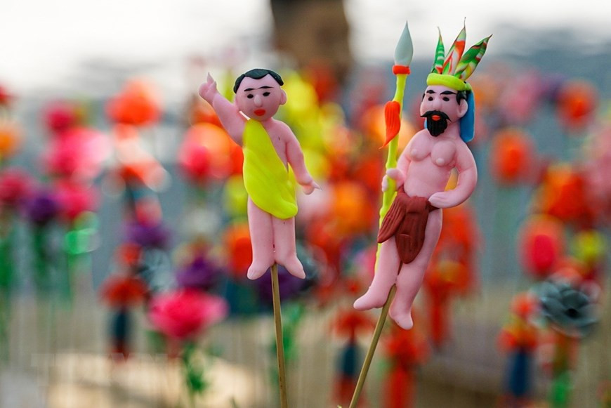 艺人制造“雄王”形象的面塑作品。图自越通社。