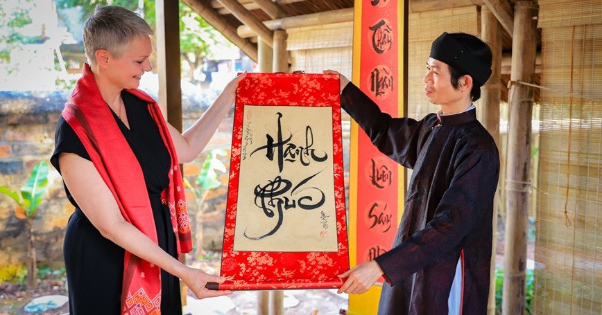 此外，挪威大使还求“幸福”字。图自Vietnam+