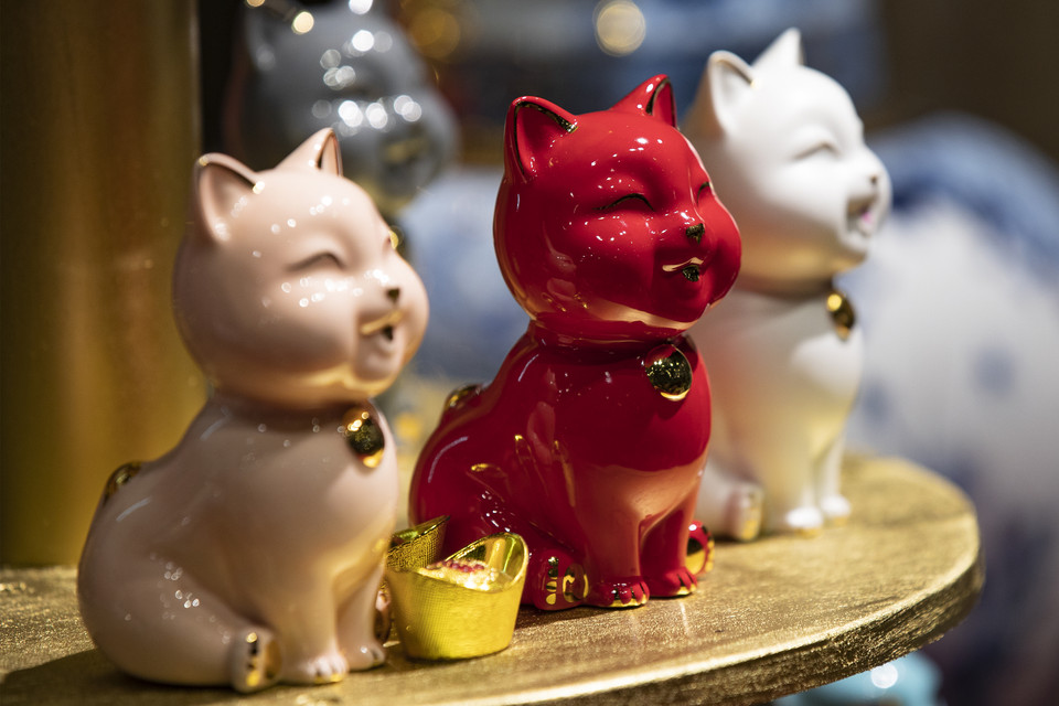 描金的万福猫雕像。图自越南画报