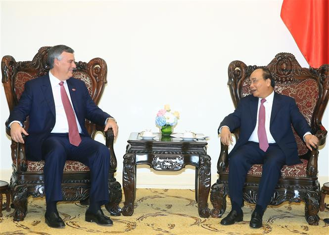 越南政府总理阮春福10月2日在政府总部会见波音民用飞机集团总裁兼首席执行官凯文·迈卡利斯特（Kevin McAllister）。（图片来源：越通社）