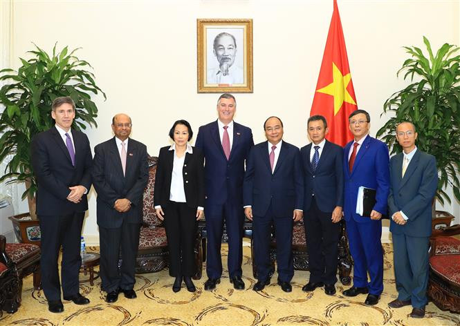 越南政府总理阮春福与波音民用飞机集团总裁兼首席执行官凯文·迈卡利斯特及各位代表合影。（图片来源：越通社）