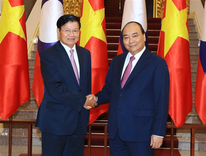 越南政府总理阮春福与老挝总理通伦·西苏里。（图片来源：越通社）
