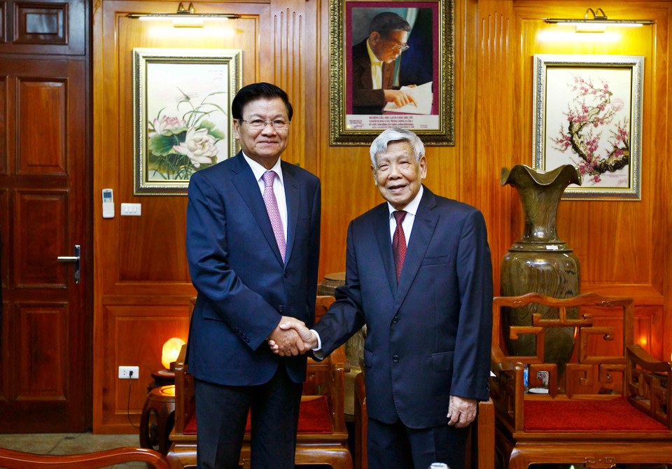 越共中央前总书记黎可漂（右）会见老挝总理通伦•西苏里。（图片来源：越通社）