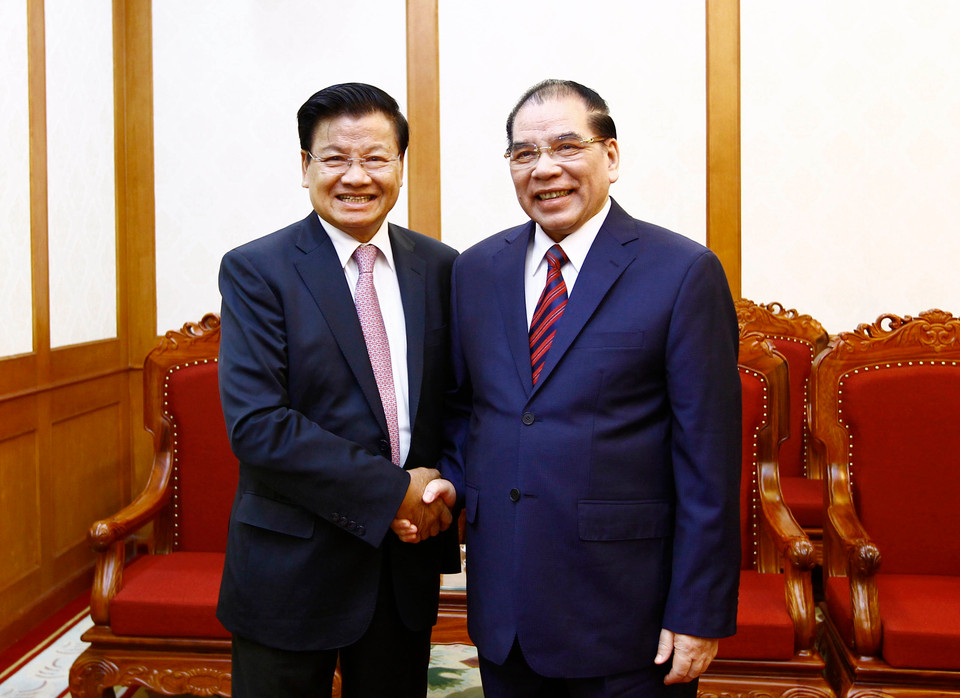 越共中央前总书记农德孟（右）会见老挝总理通伦•西苏里。（图片来源：越通社）