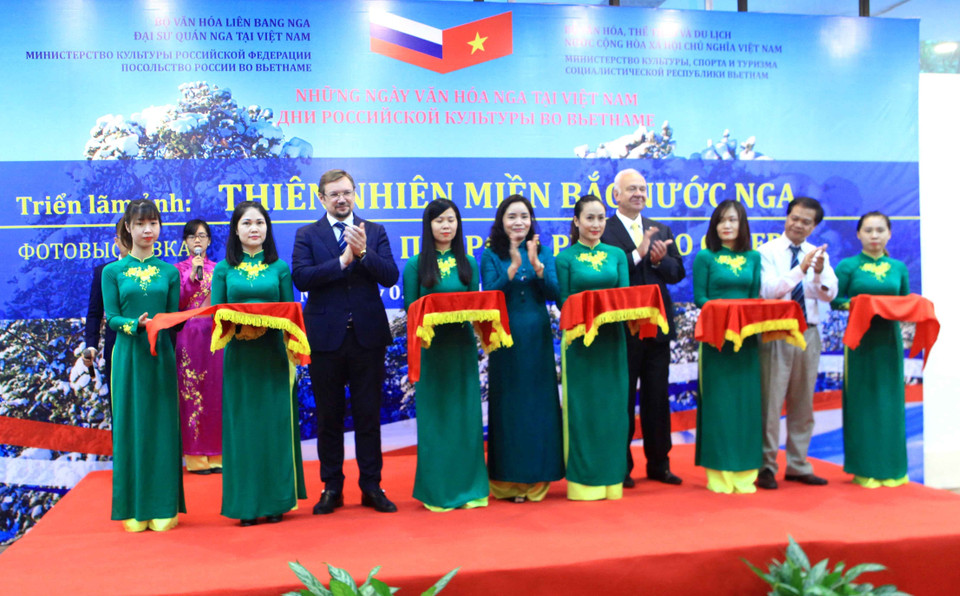 题为“俄罗斯北部自然风光”的图片展开幕（图片来源：越通社）