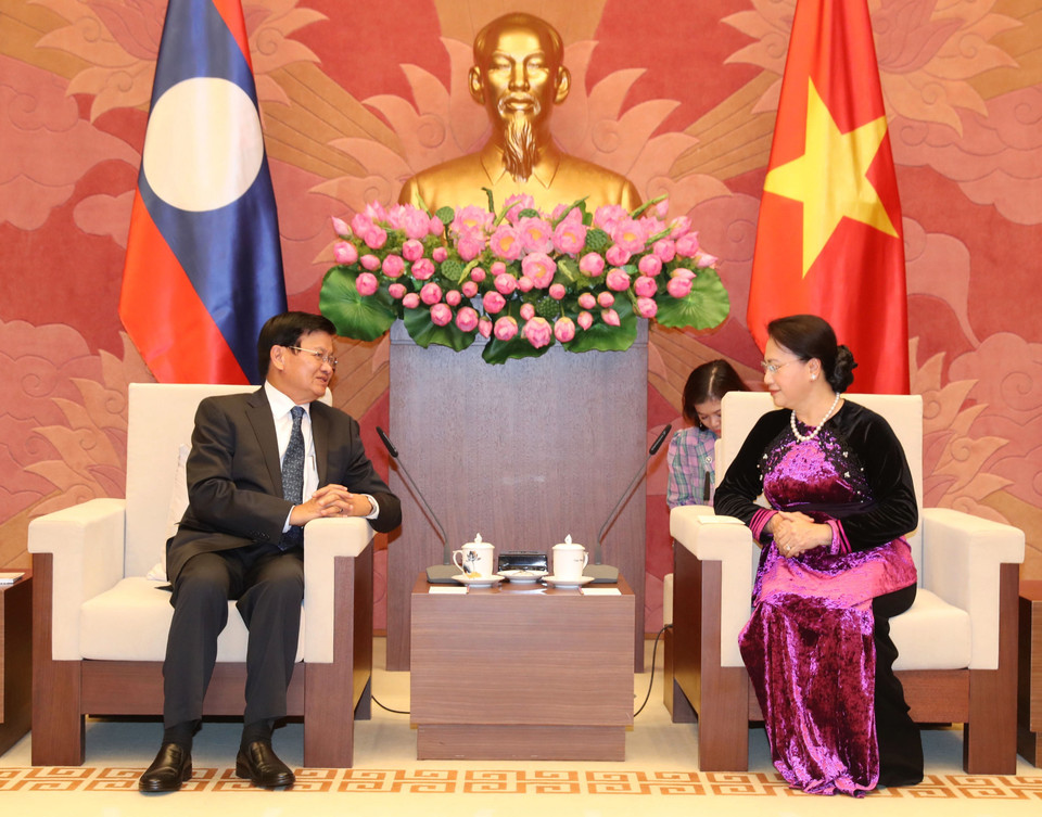 越南国会主席阮氏金银（右）会见老挝总理通伦•西苏里。（图片来源：越通社）