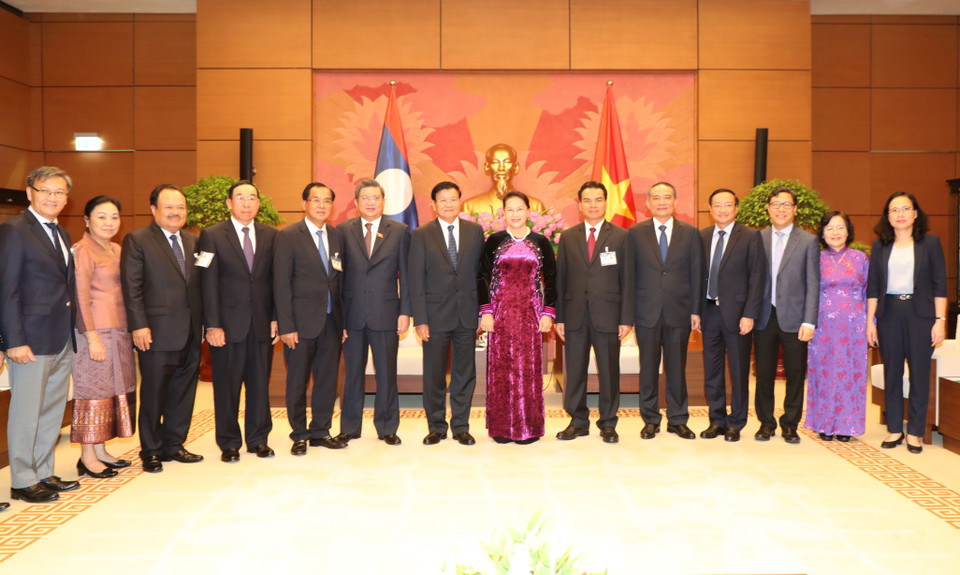 越南国会主席阮氏金银和老挝总理通伦•西苏里以及双方代表合影。（图片来源：越通社）