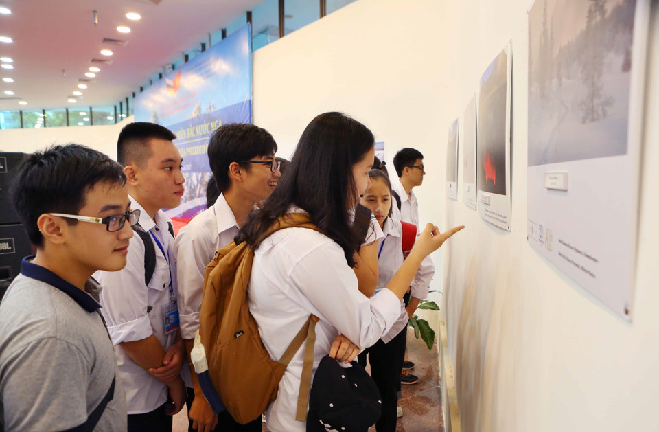 题为“俄罗斯北部自然风光”的图片展开幕（图片来源：越通社）