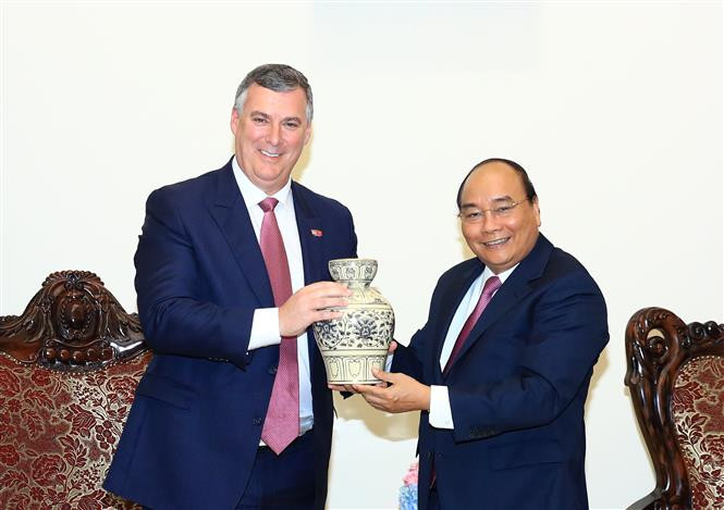 越南政府总理阮春福与波音民用飞机集团总裁兼首席执行官凯文·迈卡利斯特。（图片来源：越通社）