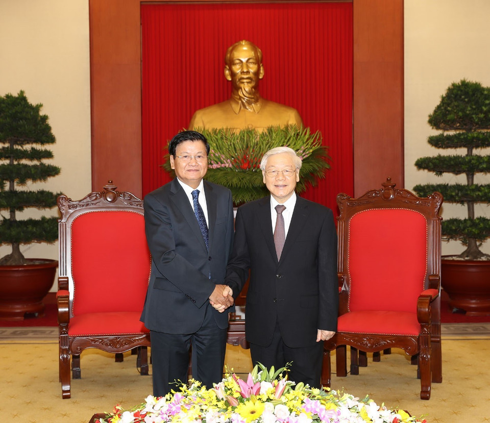 越共中央总书记阮富仲（右）会见老挝总理通伦•西苏里。（图片来源：越通社）