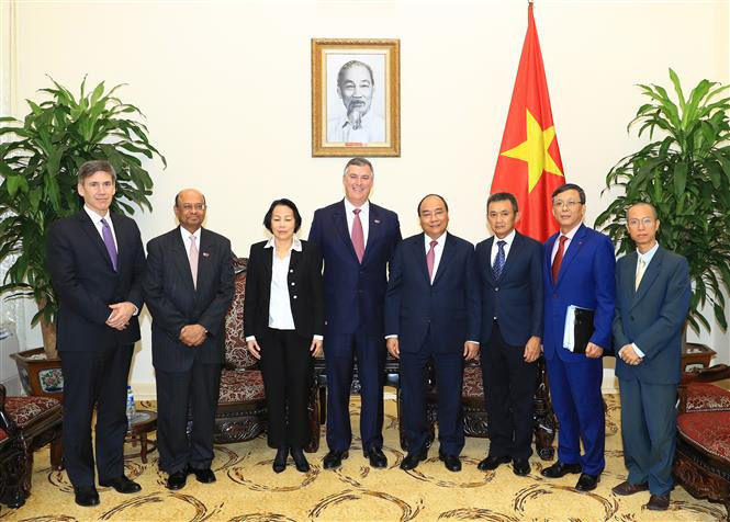 越南政府总理阮春福与波音民用飞机集团总裁兼首席执行官凯文·迈卡利斯特及各位代表合影。（图片来源：越通社）