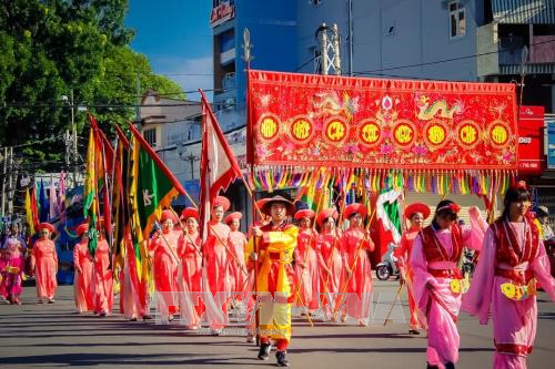 2017年头顿市胜三迎翁节场景。（图片来源：越通社）