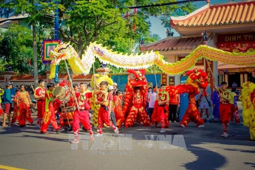 2017年头顿市胜三迎翁节场景。（图片来源：越通社）