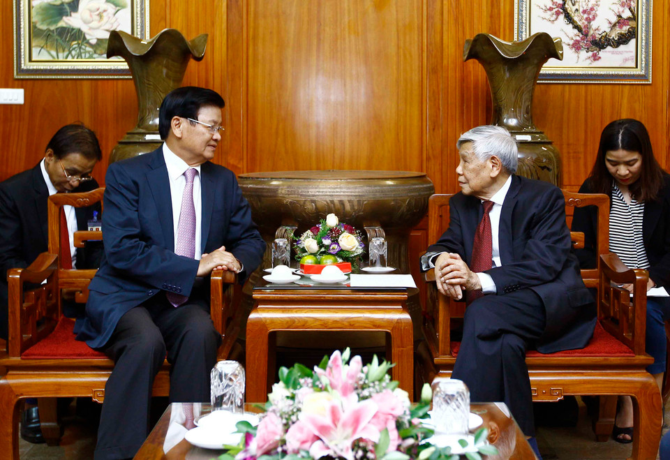 越共中央前总书记黎可漂（右）会见老挝总理通伦•西苏里。（图片来源：越通社）