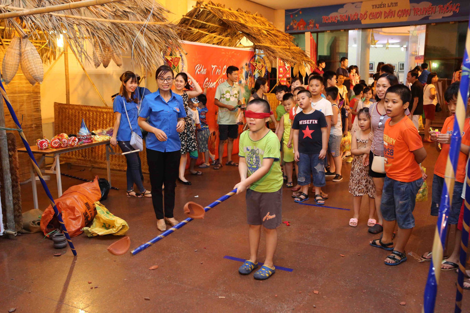 河内市儿童参加各种民间游戏。（图片来源：越通社）