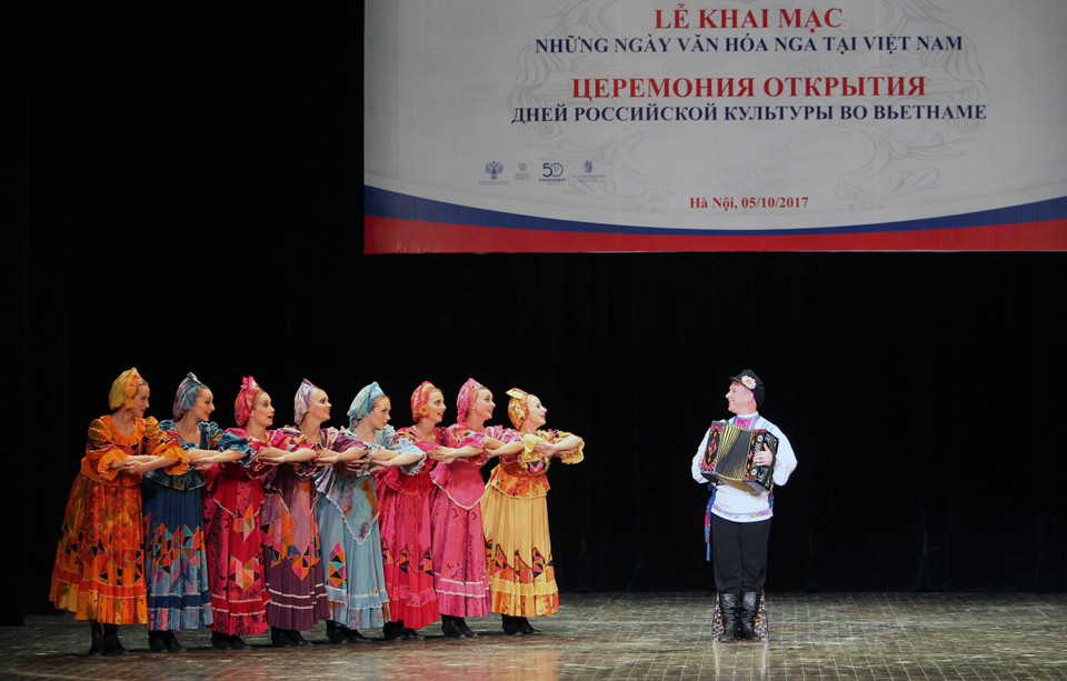 俄罗斯民间舞蹈节目（图片来源：越通社）