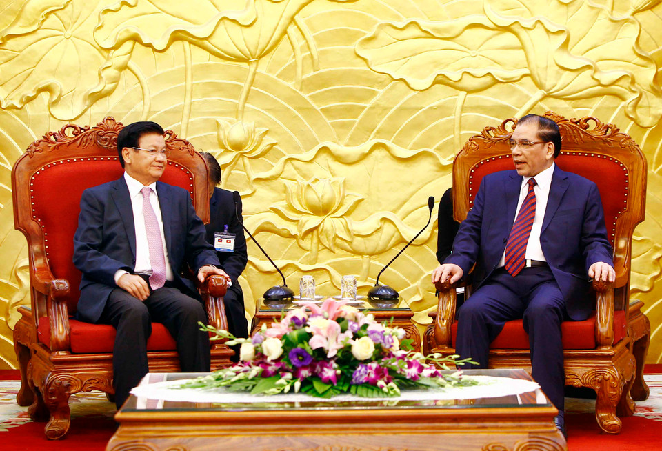 越共中央前总书记农德孟（右）会见老挝总理通伦•西苏里。（图片来源：越通社）