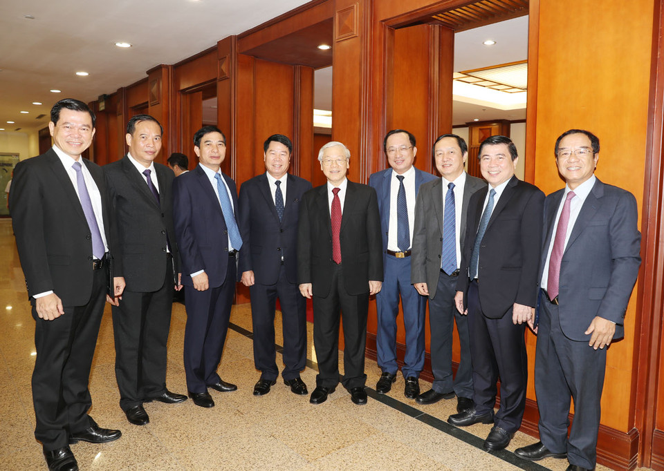  阮富仲与代表们合影。（图片来源：越通社）